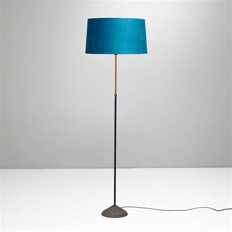 slender floor coach